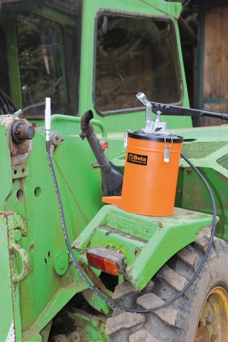 BETA - Ingrassatore a leva da 10 kg con tubo ad alta pressione da 2 m. 10 KG INGRASSATORI A LEVA CON TUBO AD ALTA PRESSIONE DA 2 M.